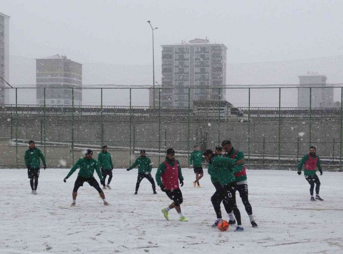 Sivas Belediyespor, Kar Altında Çalıştı
