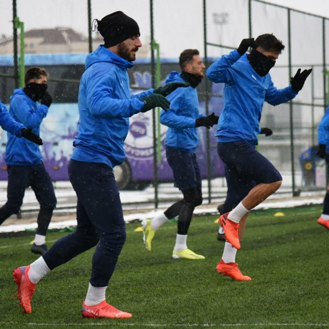 Afyonspor Soğuk Ve Karlı Havaya Rağmen Hazırlıklarını Sürdürdü