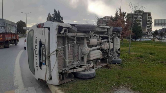 Söke’de Otomobile Çarpan Kamyonet Takla Attı