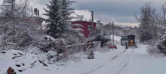 Salihli’de Kardan Kapanan Yollar Ulaşıma Açıldı