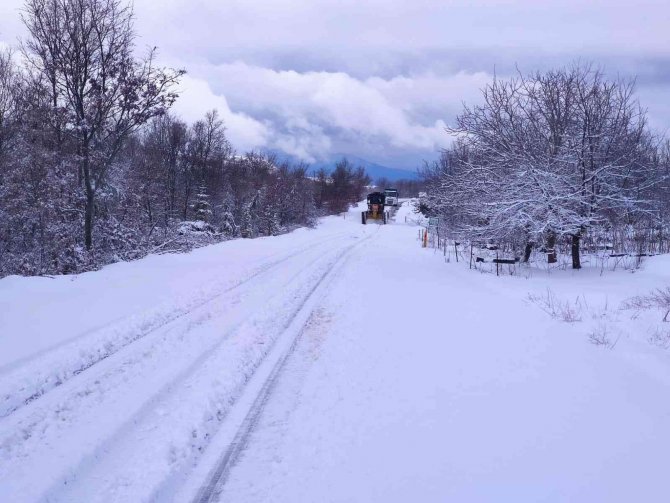 Salihli’de Kardan Kapanan Yollar Ulaşıma Açıldı