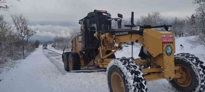 Salihli’de Kardan Kapanan Yollar Ulaşıma Açıldı