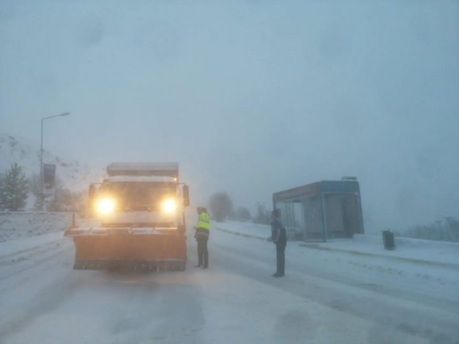 Tunceli’de Kar Nedeniyle Bazı Yollar Trafiğe Kapatıldı