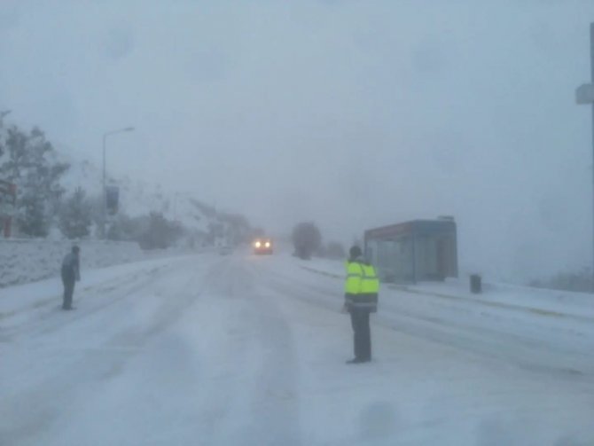 Tunceli’de Kar Nedeniyle Bazı Yollar Trafiğe Kapatıldı
