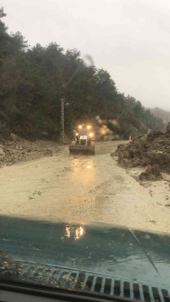 Türkeli-çatalzeytin Karayolunda Heyelan