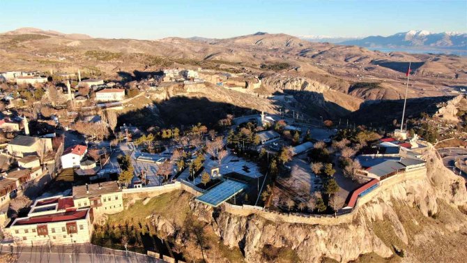 Mevsimler Tersine Döndü: Batıda Kar Yağarken Elazığ’da Bahar Havası Yaşanıyor