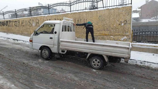 Uşak’ta Kar Yağışı Hayatı Olumsuz Etkiledi