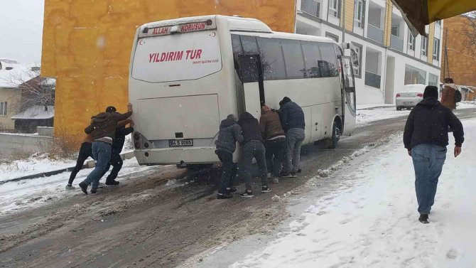 Uşak’ta Kar Yağışı Hayatı Olumsuz Etkiledi