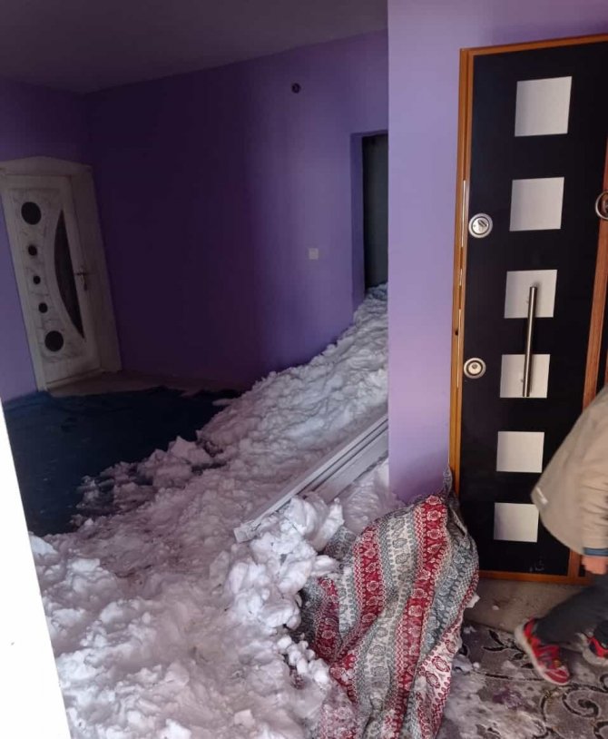 Bahçesaray’da Bir Evin Üzerine Çığ Düştü, 5’i Çocuk 7 Kişi Yara Almadan Kurtuldu