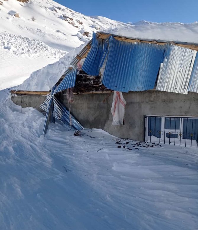 Bahçesaray’da Bir Evin Üzerine Çığ Düştü, 5’i Çocuk 7 Kişi Yara Almadan Kurtuldu