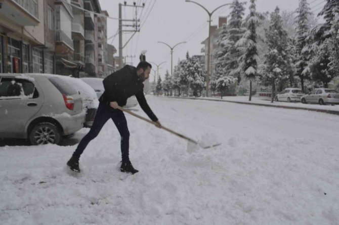 Tavşanlı’da Kar Ulaşımda Aksamalara Neden Oldu