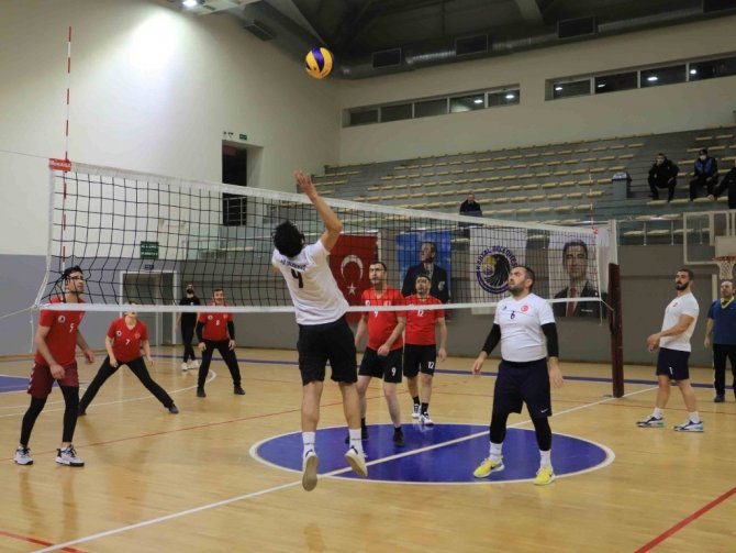 Kartal’da Voleybol Turnuvasının Şampiyonu Zabıta Müdürlüğü Oldu