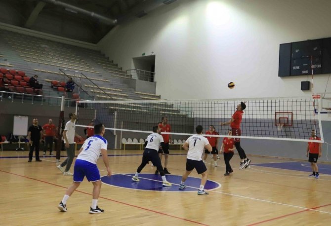 Kartal’da Voleybol Turnuvasının Şampiyonu Zabıta Müdürlüğü Oldu