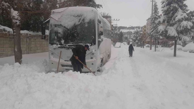 Çatılar Kar Kalınlığına Dayanamadı