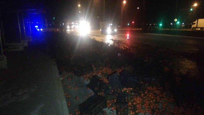 Afyonkarahisar’da Tırın Dorsesi Savruldu, Mandalinalar Yolu Saçıldı