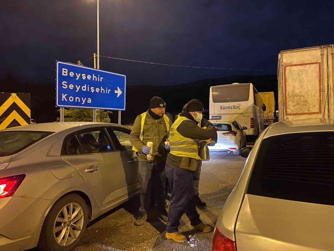 Kar Ve Tipi Nedeniyle Kapanan Yolda Kalan Vatandaşlara Akseki Belediyesi İkramda Bulundu