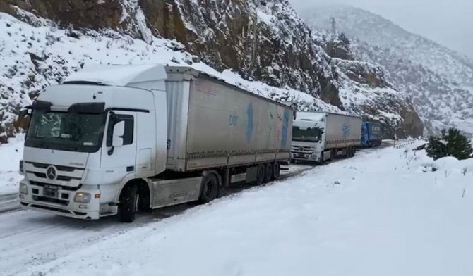Ağır Tonajlı Araçlar Yolda Kaldı, Artvin-ardahan Yolu Ulaşıma Kapandı