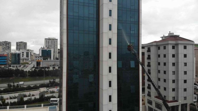 Ateşehir’de 18 Katlı Binanın Dış Cephesi Yandı