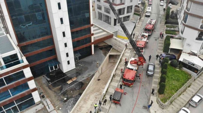 Ateşehir’de 18 Katlı Binanın Dış Cephesi Yandı