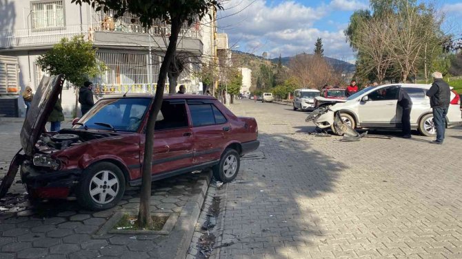 Aydın’da 2 Araç Kafa Kafaya Çarpıştı: 1 Yaralı