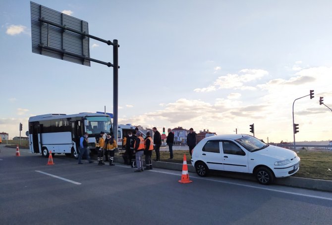 İ̇şçi Servisi İle Otomobil Çarpıştı: 3 Yaralı