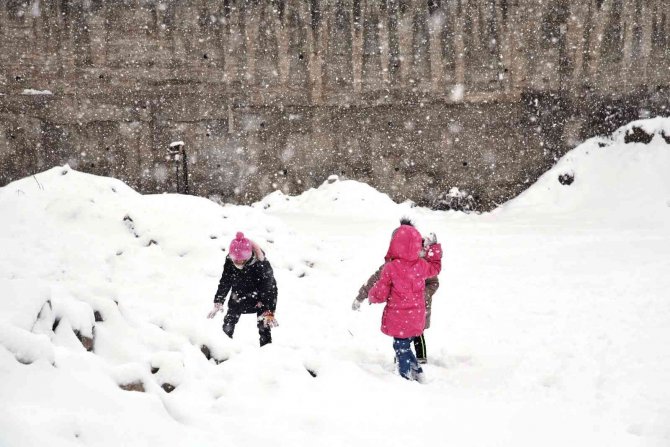Dursunbey’de Kar Yağışı Yerini Tipiye Bıraktı