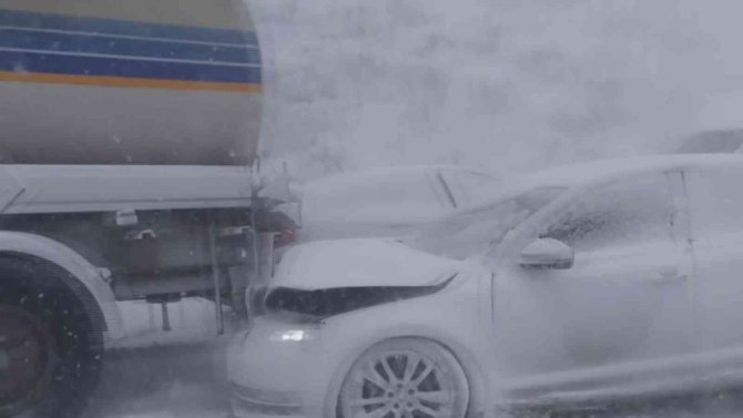 Gercüş’te Kar Yağışı Nedeniyle Zincirleme Kaza: 1 Ağır Yaralı