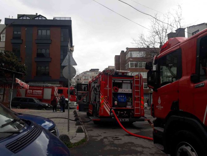 Bayrampaşa’da Korkutan Yangın, Evde Uyuyan Çocukları Vatandaşlar Kurtardı
