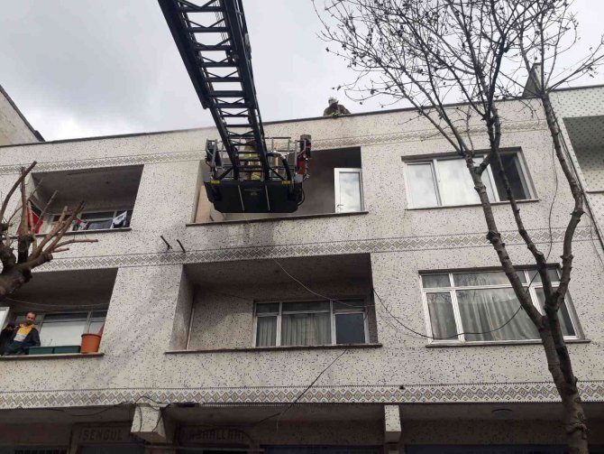 Bayrampaşa’da Korkutan Yangın, Evde Uyuyan Çocukları Vatandaşlar Kurtardı
