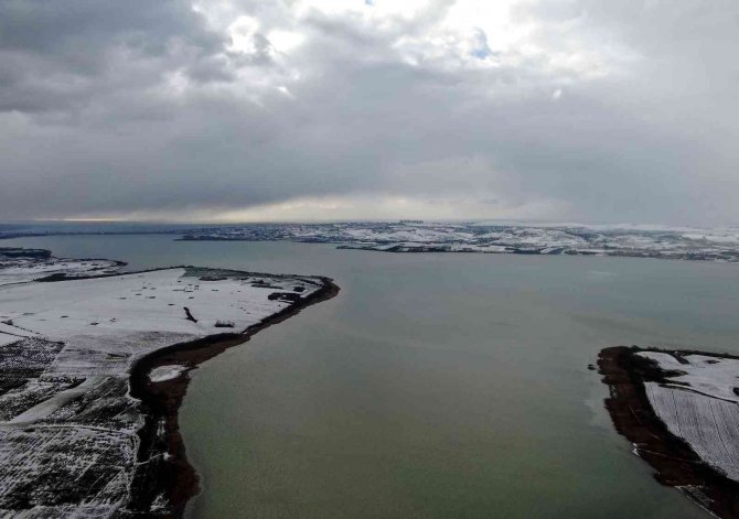 Karla Kaplanan Büyükçekmece Gölü’nün Çevresi Havadan Görüntülendi