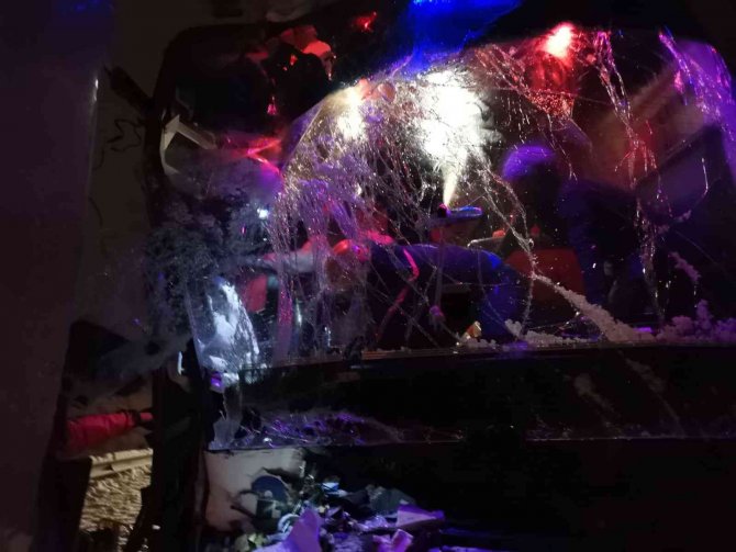 Bilecik’te Yolcu Otobüsü Tıra Arkadan Çarptı, Muavin Araç İçinde Sıkıştı