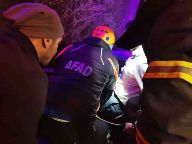 Bilecik’te Yolcu Otobüsü Tıra Arkadan Çarptı, Muavin Araç İçinde Sıkıştı