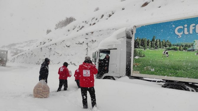 Yollarda Mahsur Kalanlara Kumanya Desteği Verildi