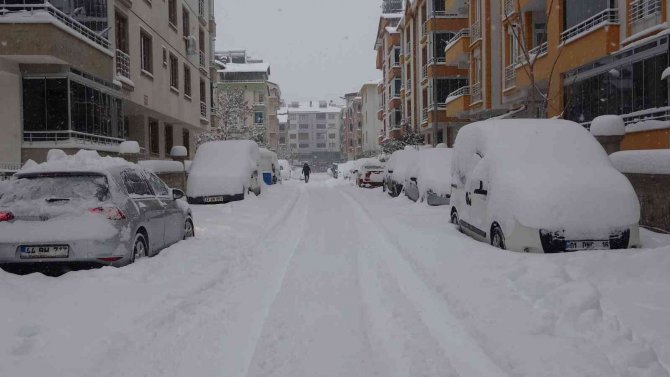 Bingöl’de Kar Esareti: Araçlar Kara Gömüldü, 281 Köy Yolu Ulaşıma Kapandı