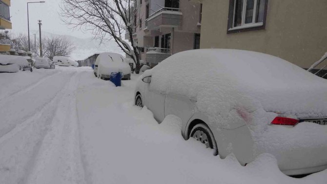 Bingöl’de Kar Esareti: Araçlar Kara Gömüldü, 281 Köy Yolu Ulaşıma Kapandı
