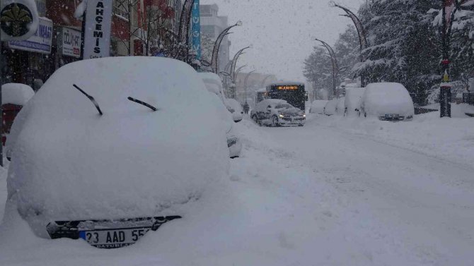Bingöl’de Kar Esareti: Araçlar Kara Gömüldü, 281 Köy Yolu Ulaşıma Kapandı