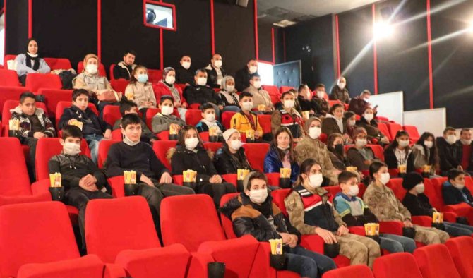 Bitlis’te 30 Öğrenci Jandarma Tarafından “Kesişme İyi Ki Varsın Eren” Filmine Götürüldü