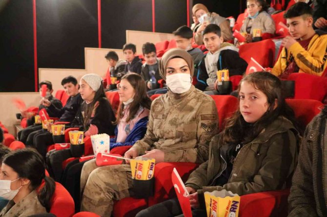 Bitlis’te 30 Öğrenci Jandarma Tarafından “Kesişme İyi Ki Varsın Eren” Filmine Götürüldü