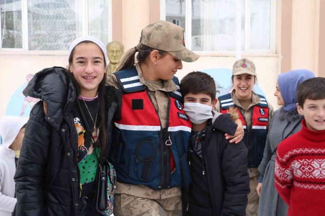 Bitlis’te 30 Öğrenci Jandarma Tarafından “Kesişme İyi Ki Varsın Eren” Filmine Götürüldü