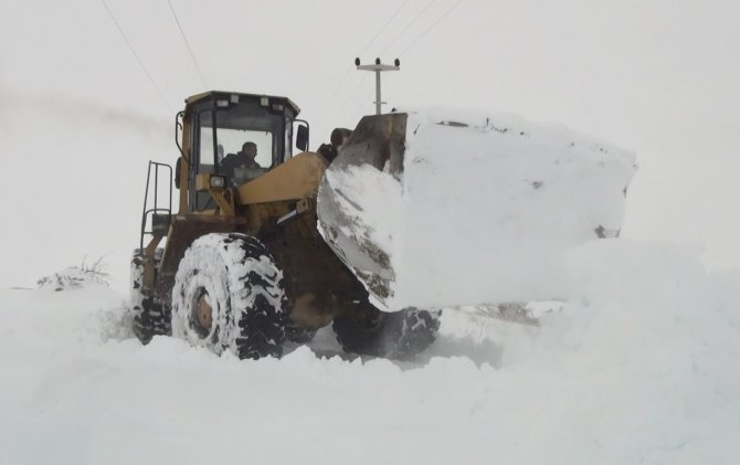 Ahlat’ta Tüm Köy Yolları Ulaşıma Kapandı, Eğitime 1 Gün Ara Verildi