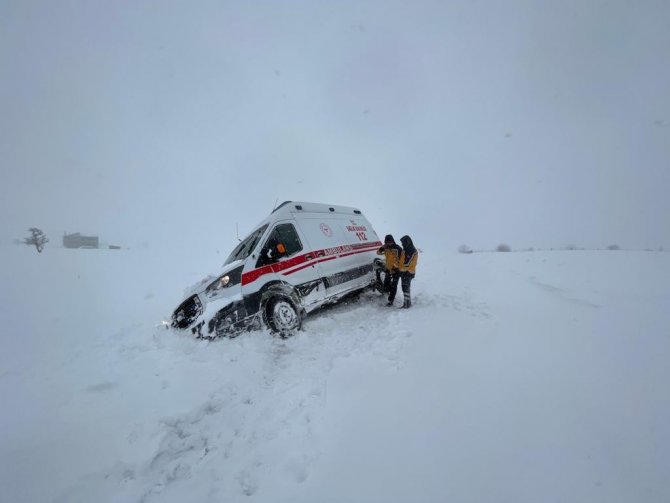 Hasta Almaya Giderken Mahsur Kalan Ambulans Kurtarıldı