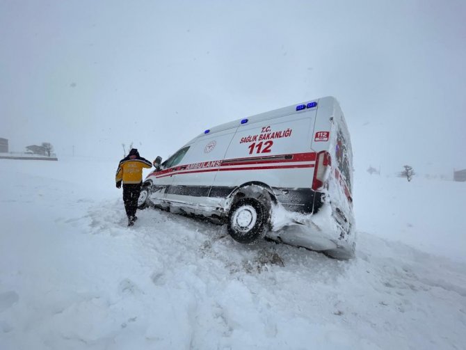 Hasta Almaya Giderken Mahsur Kalan Ambulans Kurtarıldı