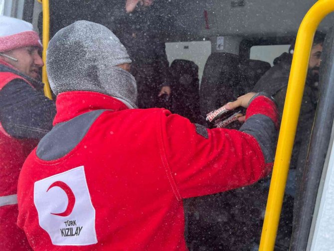 Bitlis’te Yolda Kalanlara Kızılay Tarafından Kumanya Dağıtıldı