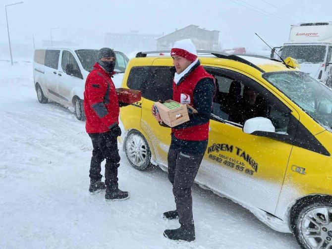 Bitlis’te Yolda Kalanlara Kızılay Tarafından Kumanya Dağıtıldı