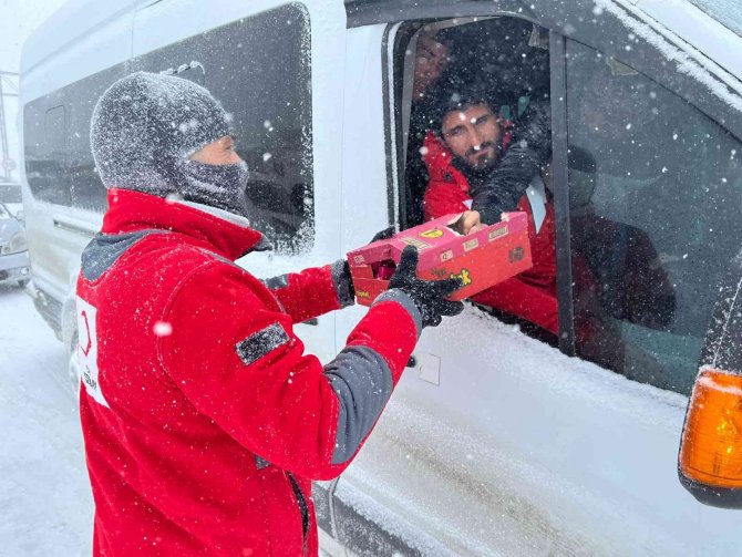 Bitlis’te Yolda Kalanlara Kızılay Tarafından Kumanya Dağıtıldı