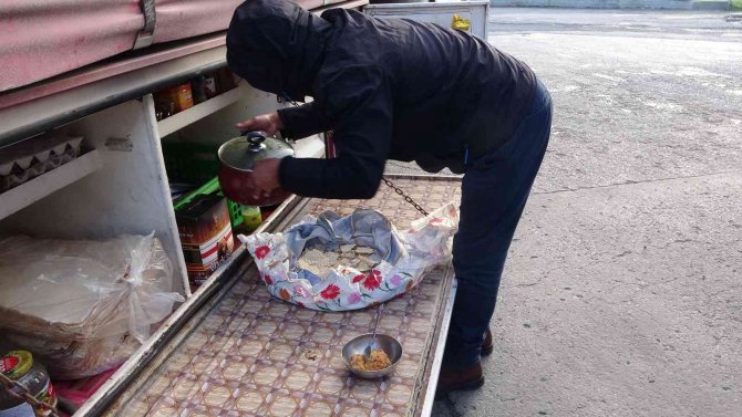 Kar Nedeniyle Bolu’da Yol Kapandı, Tır Şoförleri Tuzla’da Kaldı