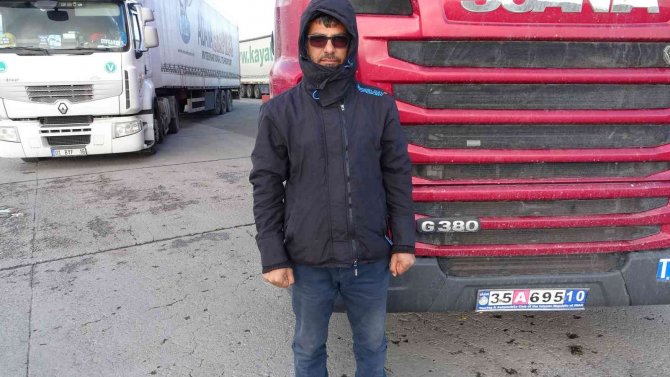 Kar Nedeniyle Bolu’da Yol Kapandı, Tır Şoförleri Tuzla’da Kaldı