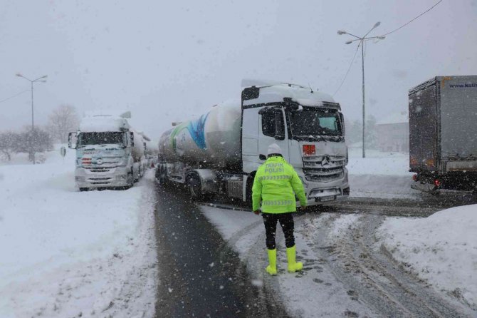 Bolu Dağı, Tır Ve Tankerlerin Geçişine Kapatıldı