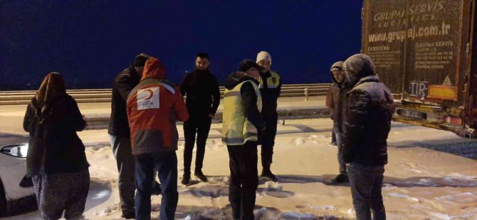 Yolda Kalan Vatandaşların Yardımına Kızılay Yetişti