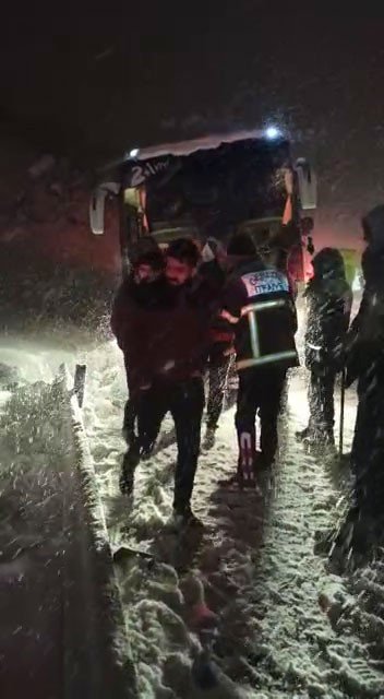 Tem’de Bariyerlere Çarpan Otobüste Mahsur Kalan Yolcular Kurtarıldı